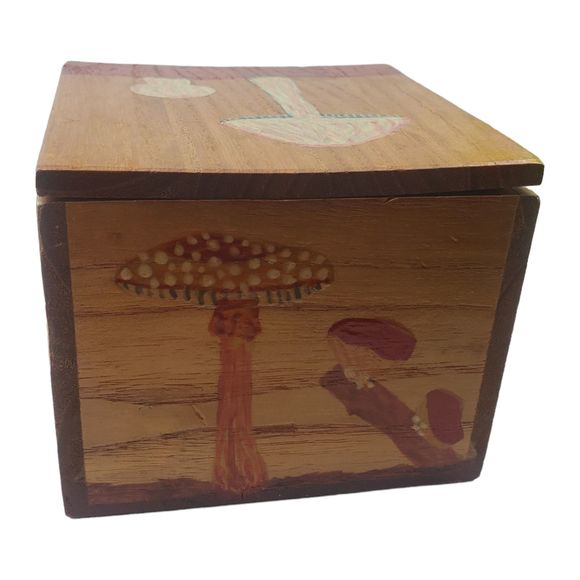 VTG Handpainted Wooden Trinket Box Mushrooms Signed by Artist 4" x 4" x  3.25" - Picture 7 of 10